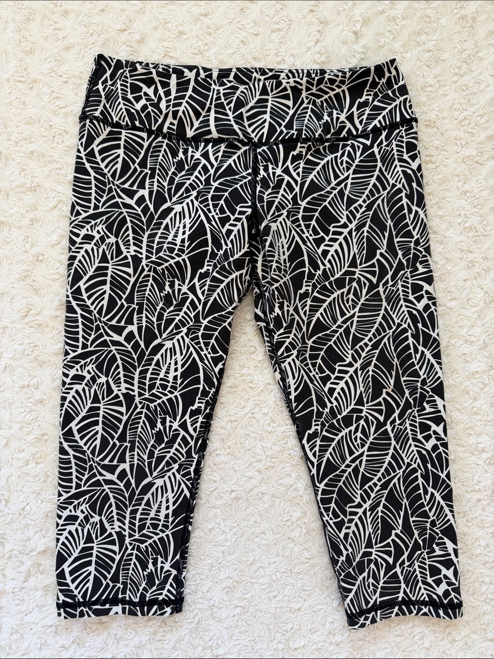 Lululemon Women's Size 6 Wunder Under Crop Rolldown Banana Leaf Black White Yoga